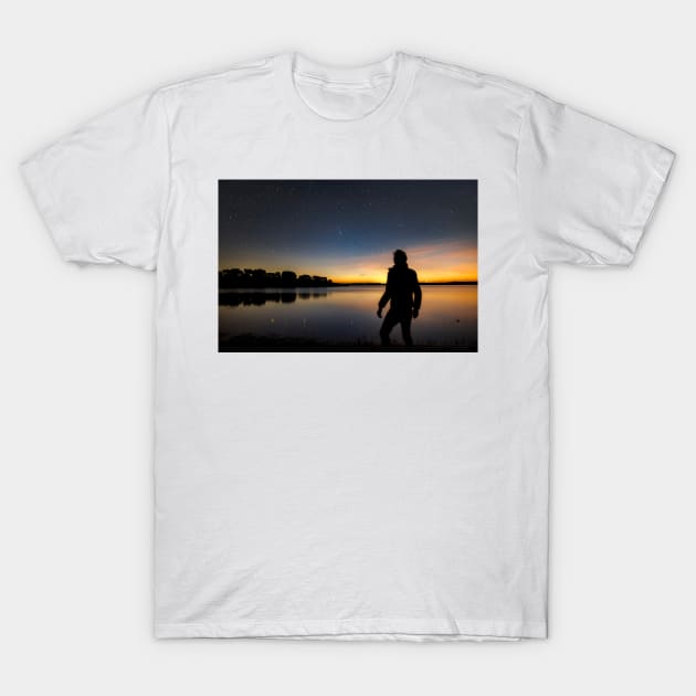 Stargazer looking at a comet, (C055/5448) T-Shirt by SciencePhoto